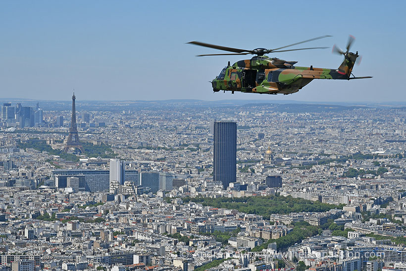 Hélicoptère NH90 Caïman de l'Armée de Terre française (ALAT) au-dessus de Paris, devant la Tour Eiffel et la Tour Montparnasse