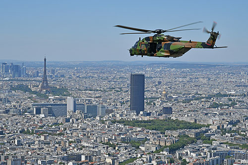 Hélicoptère NH90 Caïman de l'Armée de Terre française (ALAT) au-dessus de Paris, devant la Tour Eiffel et la Tour Montparnasse