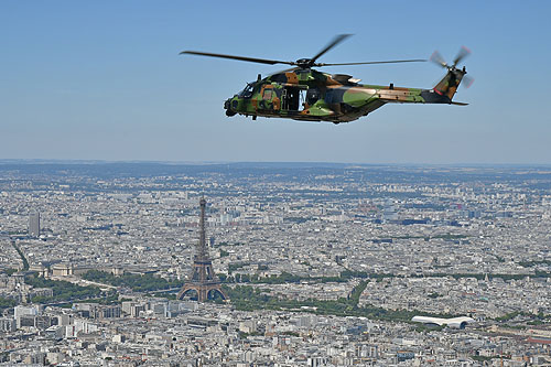 Hélicoptère NH90 Caïman au-dessus de la Tour Eiffel