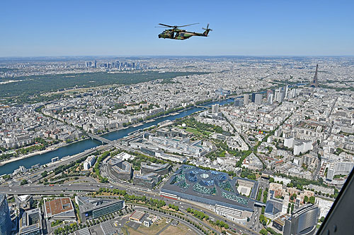 A la verticale de l'Héliport de Paris à Issy les Moulineaux. Sur la gauche, la Seine puis le bois de Boulogne. Au centre l'hôpital Georges Pompidou et le Parc André-Citroën