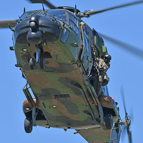 Door-gunner à bord d'un hélicoptère NH90 Caïman de l'Armée de Terre (ALAT, Aviation Légère de l'Armée de Terre)