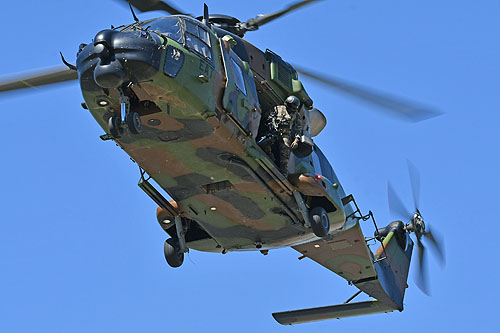 Door-gunner à bord d'un hélicoptère NH90 Caïman de l'Armée de Terre (ALAT, Aviation Légère de l'Armée de Terre)