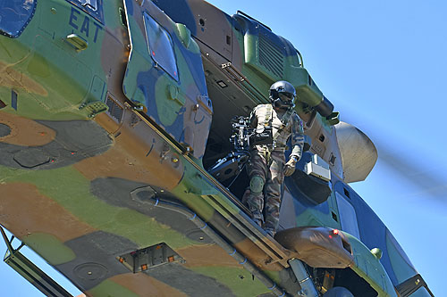 Door-gunner à bord d'un hélicoptère NH90 Caïman de l'Armée de Terre (ALAT, Aviation Légère de l'Armée de Terre)