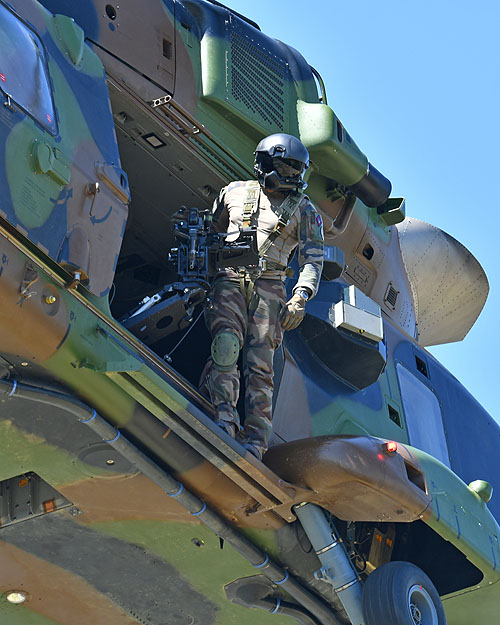 Door-gunner à bord d'un hélicoptère NH90 Caïman de l'Armée de Terre (ALAT, Aviation Légère de l'Armée de Terre)