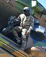 Door-gunner à bord d'un hélicoptère NH90 Caïman de l'Armée de Terre (ALAT, Aviation Légère de l'Armée de Terre)