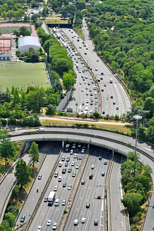 Au-dessus du périphérique, au niveau de la Porte Maillot