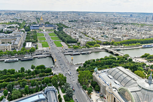 Esplanade des Invalides, Pont Alexandre III, avec au premier plan le toit du Grand Palais