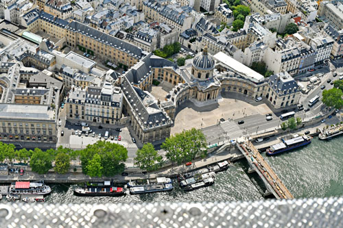 Passage au-dessus du Louvre, vue sur le Pont des Arts, l'Institut de France, l'Académie des Sciences et l'Académie française