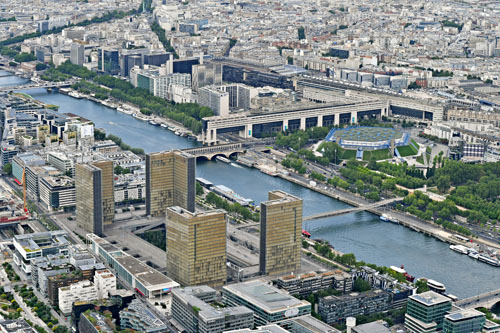 Au premier plan la Bibliothèque François-Mitterand, au second plan le Ministère des Finances de Bercy