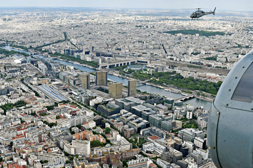 Au premier plan la Bibliothèque François-Mitterand, au second plan le Ministère des Finances de Bercy