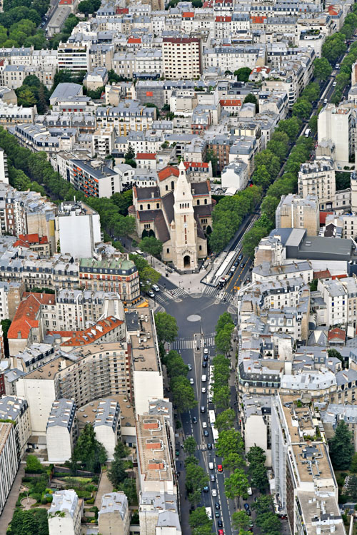 Place d'Alésia avec l'Avenue du Général Leclerc qui se prolonge à droite et le début de l'Avenue du Maine sur la gauche