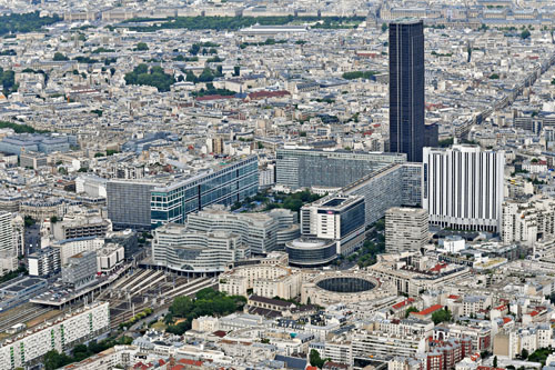 Gare et Tour Montparnasse, au fond Place de la Concorde, jardin des Tuileries et Musée du Louvre