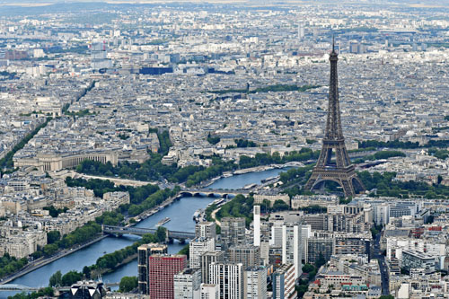 La Seine avec à gauche le Trocadéro et à droite la Tour Eiffel