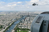 Au-dessus de Paris à bord d'un hélicoptère SA330 Puma SAR de l'Armée de l'Air et de l'Espace, au second plan un hélicoptère AS555 Fennec