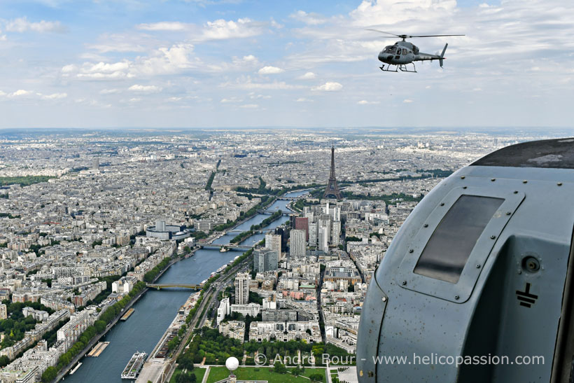 Au-dessus de Paris à bord d'un hélicoptère SA330 Puma SAR de l'Armée de l'Air et de l'Espace, au second plan un hélicoptère AS555 Fennec