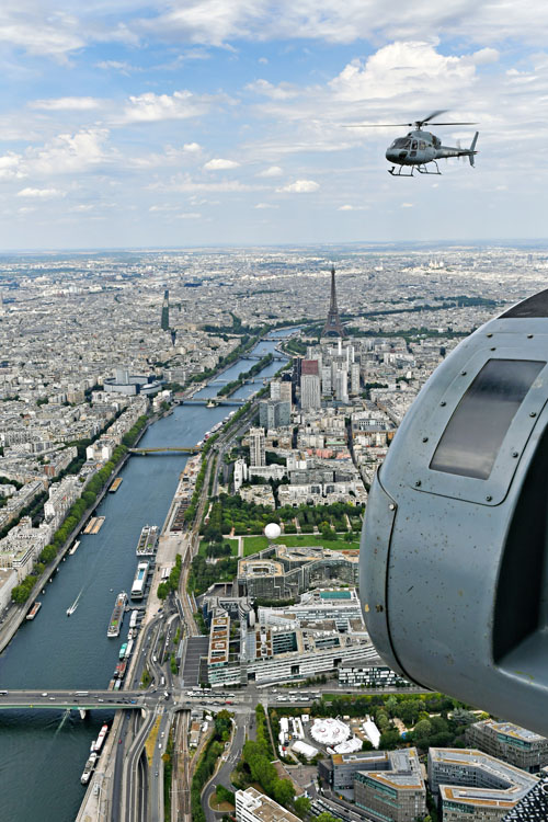 La Seine avec à gauche le Trocadéro et à droite la Tour Eiffel