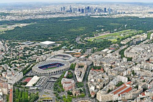 Parc des Princes, avec au fond le Bois de Boulogne et La Défense