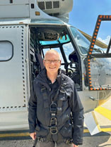 André Bour, devant l'hélicoptère Puma SAR