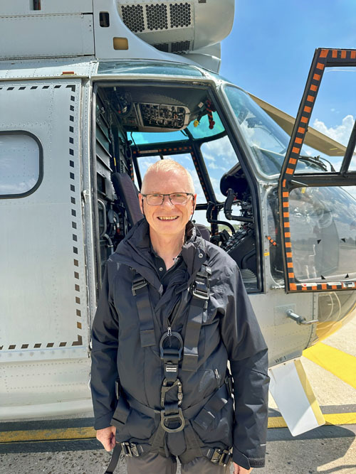 André Bour devant l'hélicoptère Puma SAR