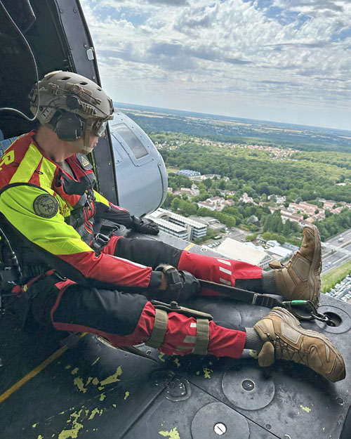 Plongeur sauveteur à bord de l'hélicoptère Puma SAR