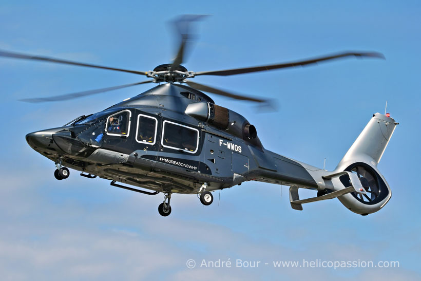 L'hélicoptère H160 présenté en version civile et piloté ici par l'astronaute Sophie ADENOT. Dans sa version militaire le H160M Guépard équipera progressivement la Marine (déjà 6 exemplaires en location), la Gendarmerie (premier appareil de série déjà en vol), l'Armée de Terre et l'Armée de l'Air