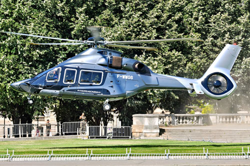 L'hélicoptère H160 F-WWOS est piloté par l'astronaute Sophie ADENOT