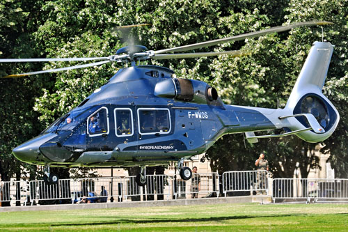 L'hélicoptère H160 F-WWOS est piloté par l'astronaute Sophie ADENOT