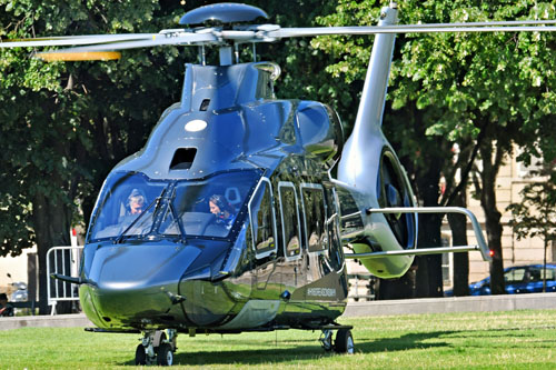 L'hélicoptère H160 F-WWOS est piloté par l'astronaute Sophie ADENOT