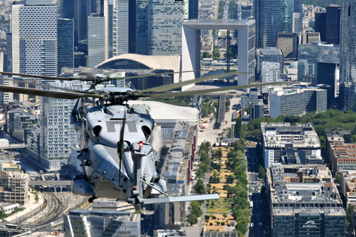 Depuis le cockpit du Panther, les deux NH90 Caïman Marine précèdent la formation à l'approche de la Grande Arche