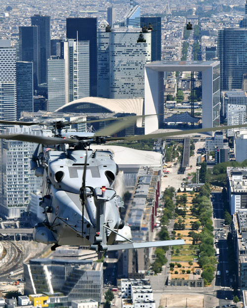 Le groupe Marine rejoint l’axe du défilé. Devant notre Panther, les deux Caïman suivent un groupe de l’armée de Terre déjà engagé au-dessus de la Grande Arche