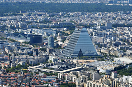 Au retour par le sud de Paris, la silhouette pyramidale de l’hôtel de la porte de Versailles se détache dans le paysage urbain