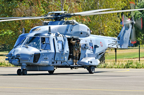 Le Caïman poursuit son roulage, rotors tournants, vers son emplacement sur la base