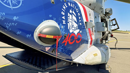 Le NH90 Caïman Marine portant la livrée spéciale créée pour les 400 ans de la Marine nationale