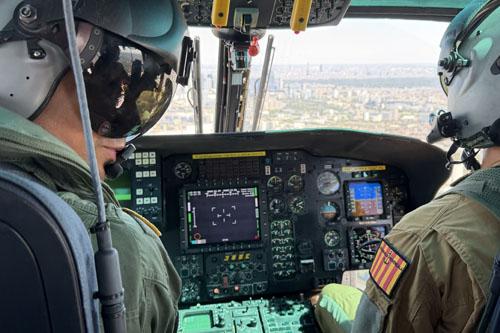 Un pilote se tourne vers la cabine, avec Paris en arrière-plan