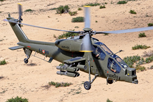 L'hélicoptère A129 Mangusta en Somalie, avec roquettes et missiles TOW