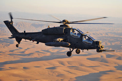 Hélicoptère A129 Mangusta en Afghanistan, équipé d'un réservoir de carburant supplémentaire