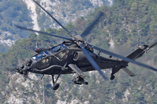 Hélicoptère d'attaque AH-129D de l'Aviazione dell'Esercito italien, lors de l'exercice Airmobile Permanent Training 2020