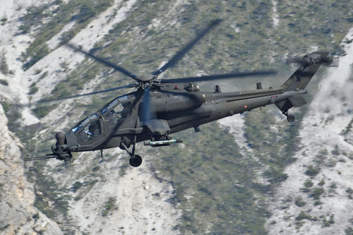 Hélicoptère d'attaque AH-129D de l'Aviazione dell'Esercito italien, lors de l'exercice Airmobile Permanent Training 2020
