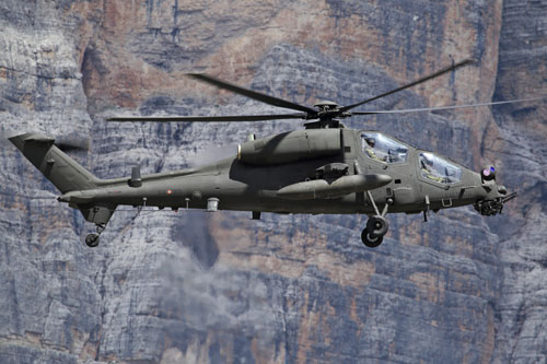 Hélicoptère d'attaque AH-129D, lors de l'exercice Cinque Torri 2018