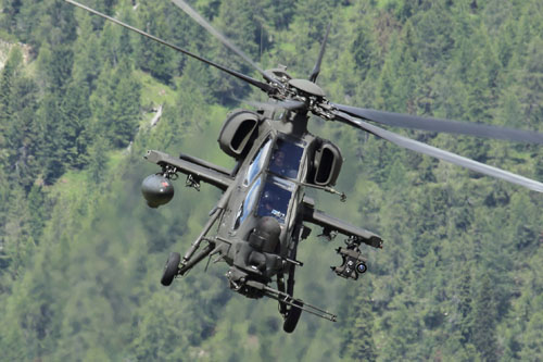 Hélicoptère d'attaque AH-129D, lors de l'exercice Cinque Torri 2018
