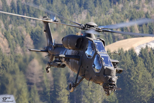 Hélicoptère d'attaque AH129CBT de l'Aviazione dell'Esercito italien, lors de l'exercice CASTA 2017