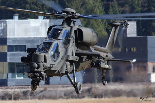 Hélicoptère d'attaque AH129CBT de l'Aviazione dell'Esercito italien, lors de l'exercice CASTA 2017