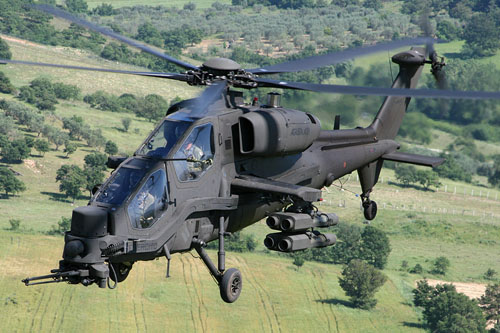 Hélicoptère d'attaque A129CBT Mangusta italien