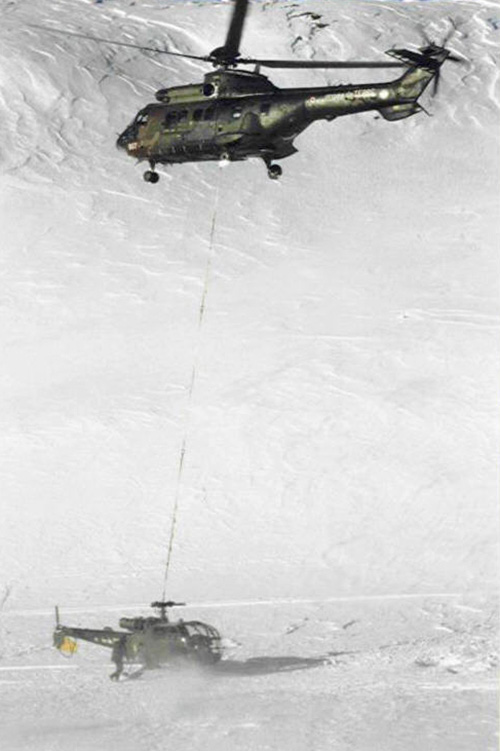 Récupération d'une Alouette III, après un posé dur, par un hélicoptère AS532 Cougar