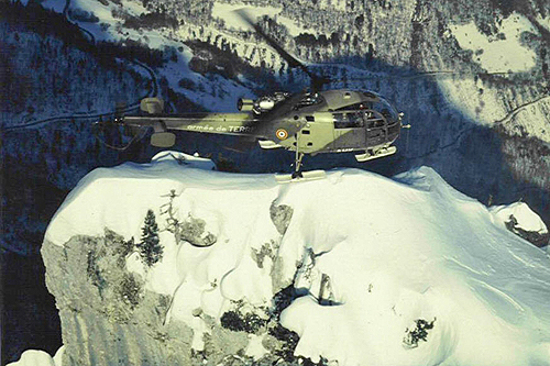 Hélicoptère Alouette III de l'ALAT dans les Alpes