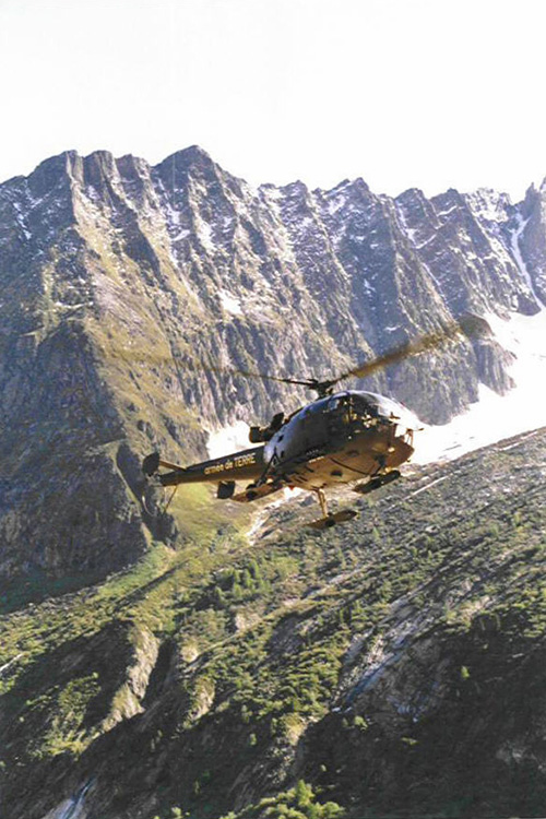 Hélicoptère Alouette III de l'ALAT dans les Alpes