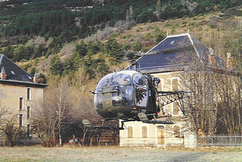 Hélicoptère Alouette II de l'ALAT dans les Alpes