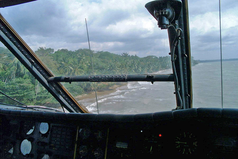 Vue du cockpit d'un hélicoptère Puma, le long de la côte du Cameroun