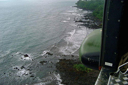 Vue de la cabine d'un hélicoptère Puma, le long de la côte du Cameroun