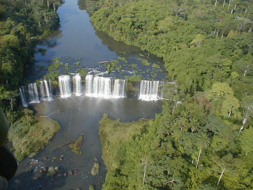 Au-dessus de chutes d'eau au Cameroun